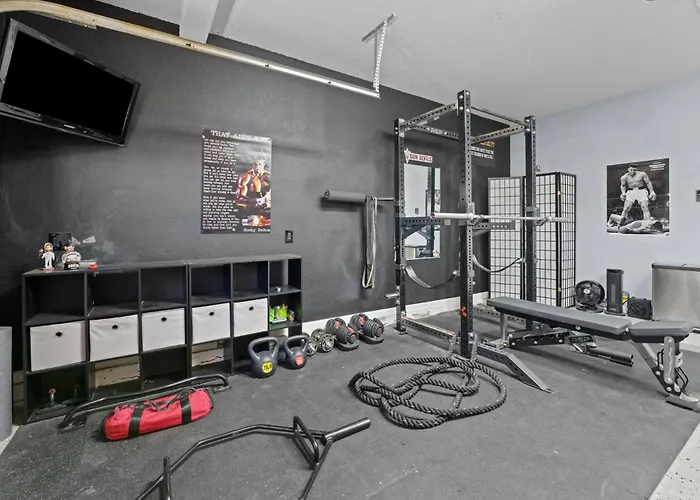 4 Bedroom House With Pool And Gym *